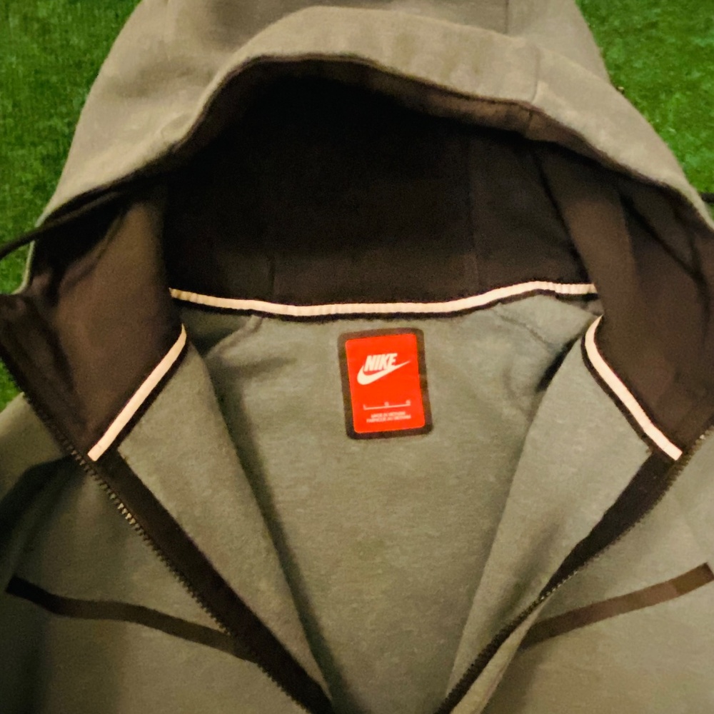 Nike - Picture 3 of 5